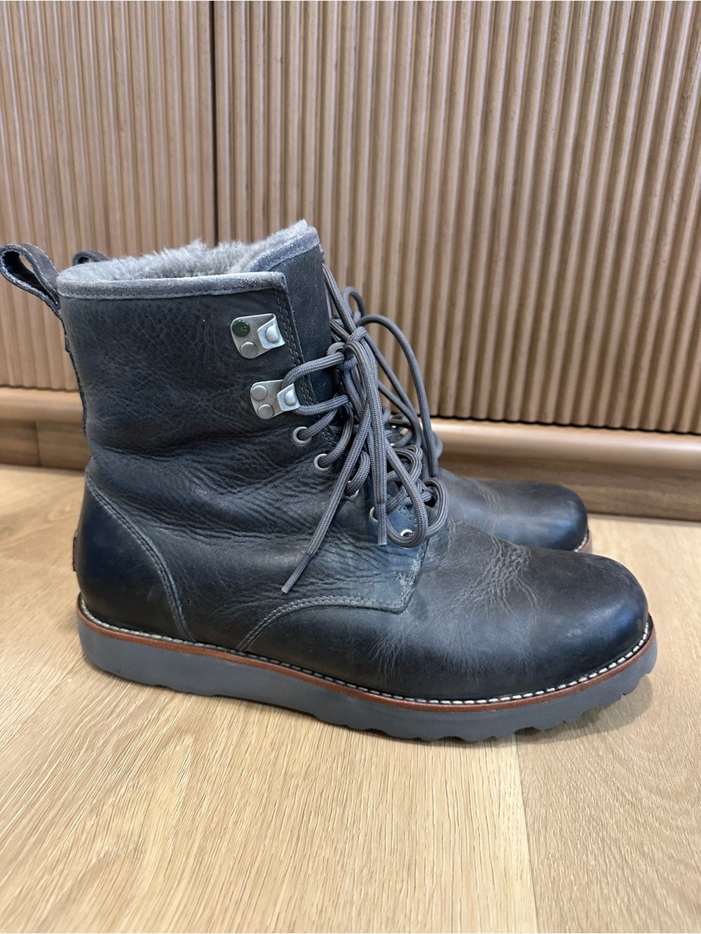 UGG HANNEN WATERPROOF LEATHER SHEEPWOOL BOOTS, MEN US 11
